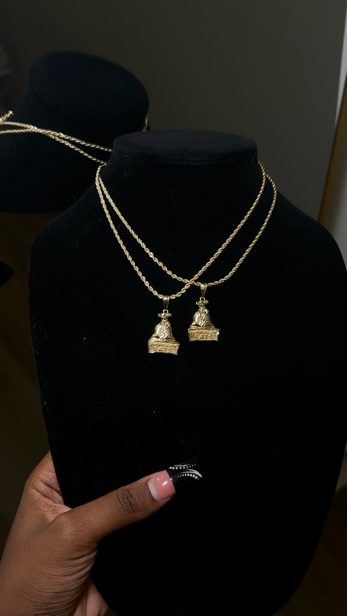 Everybody 🍽️ Pendant & Chain